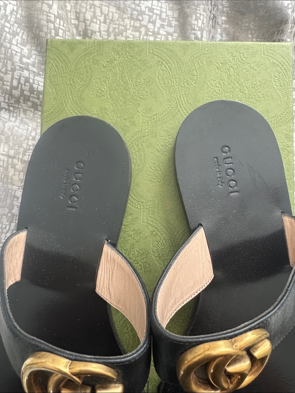 Gucci Black Leather GG Thong Sandals with Gold Logo - Picture 3 of 4